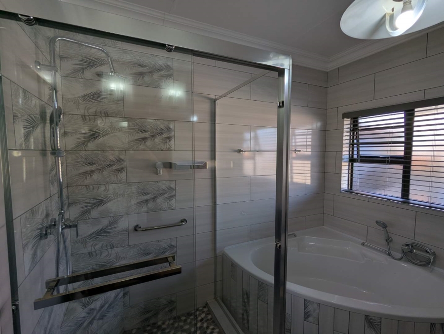 5 Bedroom Property for Sale in Fraaiuitsig Western Cape